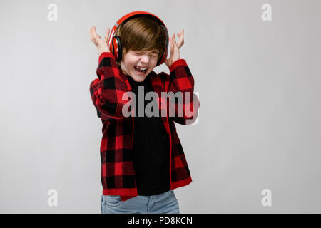 Teenager in modischer Kleidung und Kopfhörer Stockfoto