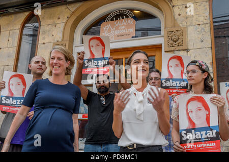 Brooklyn, Vereinigte Staaten. 06 Aug, 2018. Julia Salazar, Kandidat für NYS Senat und Zephyr Teachout, Kandidat für NYS Attorney General, statt gemeinsam eine Pressekonferenz am 6. August 2018 in Salazar Bushwick Nachbarschaft zu unterstützen. Salazar ist die aufständischen Kandidat anspruchsvolle 16-jährigen Amtsinhaber Martin Dilan für den Senat Sitz im Bezirk 18. Credit: Erik McGregor/Pacific Press/Alamy leben Nachrichten Stockfoto