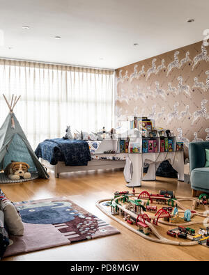 Jungen Zimmer mit Wigwam und Triebzugeinheit Stockfoto