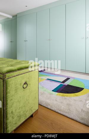 Lime Green blanket Box und Kleiderschränke mit Wolldecke Stockfoto