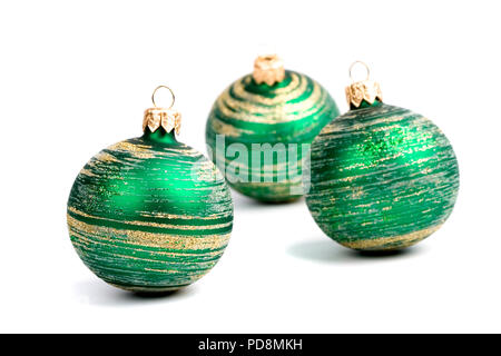 Drei grüne Weihnachten Kugeln auf weißem Hintergrund Stockfoto