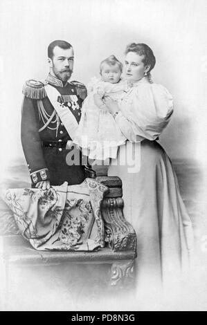 Zar Nikolaus II. von Russland. 1868-1918. Der letzte Kaiser von Russland. Hier im Bild mit seiner Frau Kaiserin Alexandra und ihren Erstgeborenen Olga Ca. 1896 Stockfoto