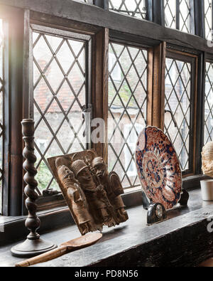 Dekorative Platte und Ornamente auf verbleites Glas Fensterbänke Stockfoto