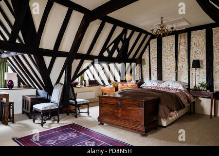 Holz gerahmt Schlafzimmer mit Dachfenster und Tudor Stil Blumenmotiv Stockfoto