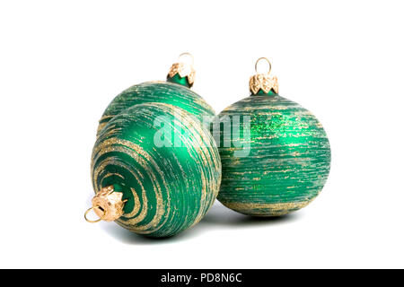 Drei grüne Weihnachten Kugeln auf weißem Hintergrund Stockfoto