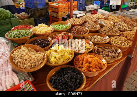 Schöne Auswahl an getrockneten Früchten, Nüssen am Sonntag Markt in Alcudia, Mallorca, Spanien, EU Stockfoto