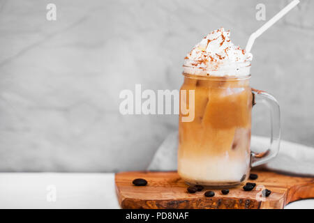 Eiskaffee mit pflanzlichen Mandel Milch und Rahm, Sommer erfrischend Espresso trinken Stockfoto