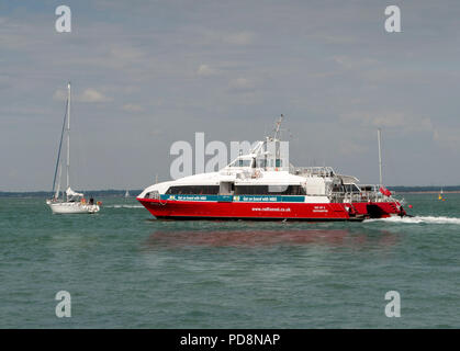 RedJet High-Speed Katamaran in Bewegung an der Solent von Cowes, Isle of Wight, Großbritannien gesehen Stockfoto