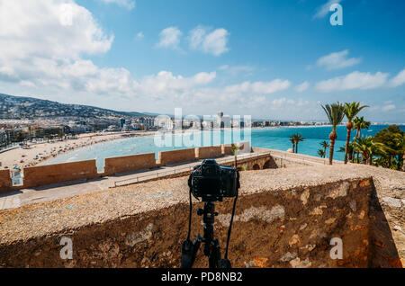 Ikon D800 DSLR-Kamera auf einem Stativ mit Blick auf die Burg von Peniscola, Castellon, Spanien Stockfoto