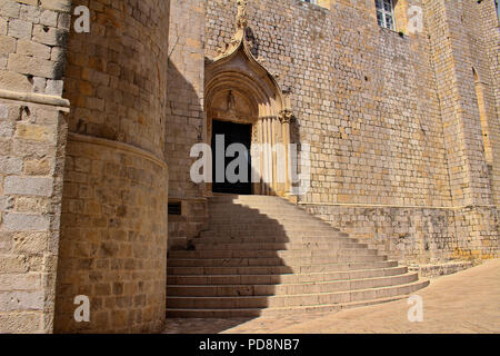 Die geschwungene Treppe zum Südtor der Dominikanischen Kloster in der Altstadt von Dubrovnik, Kroatien führenden Stockfoto