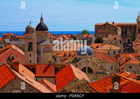 Hohe Betrachtungswinkel und einer Stadt mit roten Dächer der Häuser in der Altstadt von Dubrovnik, Kroatien und die Adria hinter den Häusern Stockfoto