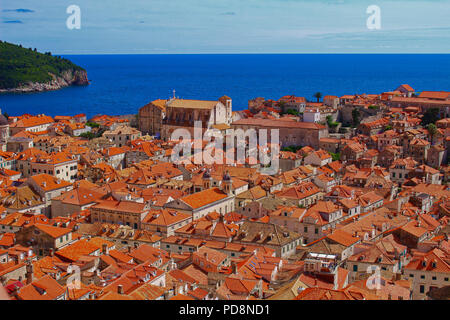 Hohe Betrachtungswinkel und einer Stadt mit roten Dächer der Häuser in der Altstadt von Dubrovnik, Kroatien und die Adria hinter den Häusern Stockfoto