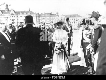 Zar Nikolaus II. von Russland. 1868-1918. Der letzte Kaiser von Russland. Hier im Bild mit seiner Frau Kaiserin Alexandra während einer königlichen Besuch in Stockholm Schweden Anfang der 1900er Jahre. Auf der rechten Seite der König Gustav V. von Schweden. Hinter Alexandra die schwedische Prinz Wilhelm, der Großherzogin Maria Pawlowna von Russland verheiratet war. Stockfoto