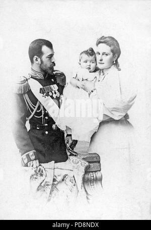 Zar Nikolaus II. von Russland. 1868-1918. Der letzte Kaiser von Russland. Hier im Bild mit seiner Frau Kaiserin Alexandra und ihren Erstgeborenen Olga Ca. 1896 Stockfoto