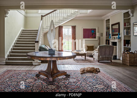 Breite Treppe in der offenen Eingangshalle mit Rezeption Stockfoto