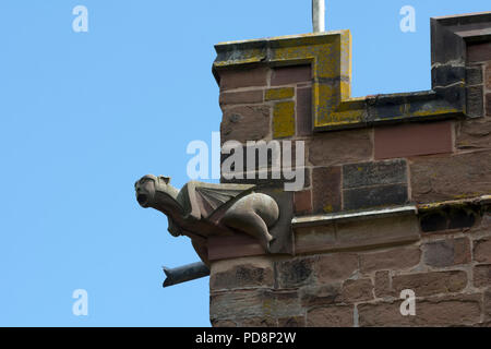 Turm Details mit Wasserspeier, St. Giles Church, Sheldon, Birmingham, Großbritannien Stockfoto