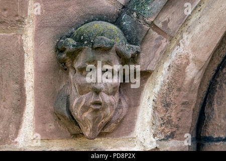 Geschnitzten Kopf durch West Tor, St. Giles Church, Sheldon, Birmingham, Großbritannien Stockfoto