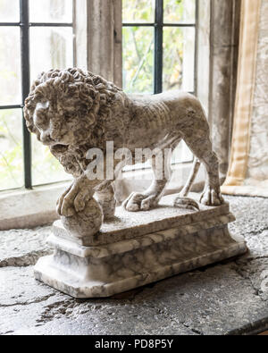 Marmorstatue von Lion und Orb Stockfoto