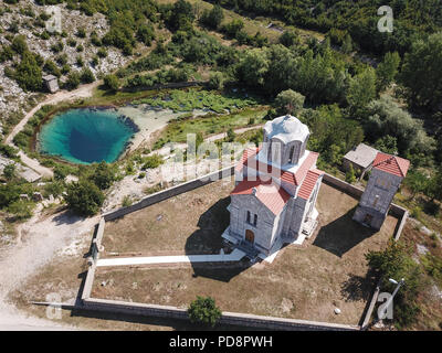 Die Feder des Flusses Cetina (izvor Cetine), in den Ausläufern des Dinara Berg benannt ist Blue Eye (modro Oko). Stockfoto