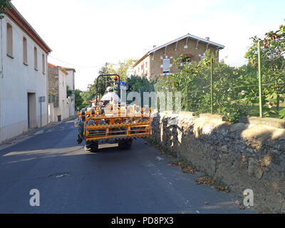 Französischen Bauern fahren seinem Traktor und Traktor rotavator durch die schmalen Strassen des Dorfes Französisch Stockfoto