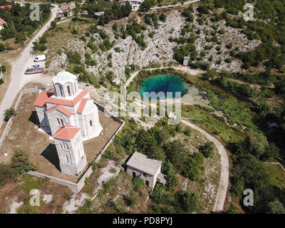 Die Feder des Flusses Cetina (izvor Cetine), in den Ausläufern des Dinara Berg benannt ist Blue Eye (modro Oko). Stockfoto