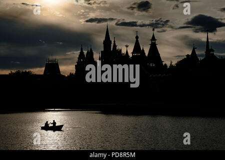 Die Leute fahren auf einem silbernen Trauben Teich in der Nähe des Kreml Izmaylovo bei Sonnenuntergang. Stockfoto