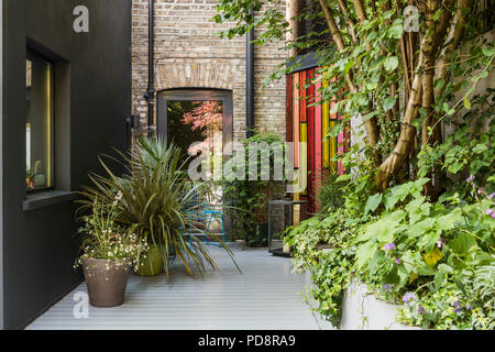 Hell lackiertem Holz block Panels von Richard Woods. Stockfoto