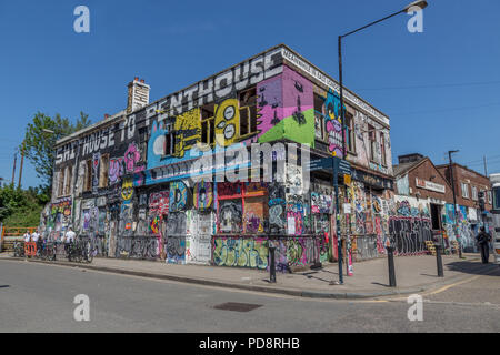 Graffiti auf dem Lord Napier Pub, einem verdarben Gebäude in Hackney Wick in East London, England, Großbritannien, Europa, 2018 Stockfoto