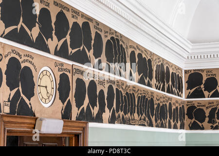 Die Silhouetten der Vergangenheit Skizze Club Mitglieder zieren die Wand der Clubraum Stockfoto