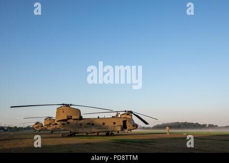 Us-Armee Soldaten bereiten Sie eine CH-47 Chinook Hubschrauber für zwei Wettbewerb springt, die während Leapfest an der Universität von Rhode Island, West Kingston, R.I. nehmen August 5, 2018, 5. August 2018. Leapfest ist der größte und am längsten bestehende, internationale statische Linie Fallschirm Training und Wettbewerb veranstaltet vom 56. Truppe den Befehl, Rhode-Island Army National Guard hohen Niveau zu fördern technische und Korpsgeist innerhalb der internationalen Gemeinschaft in der Luft. (U.S. Armee Foto von Sgt. Josephine Carlson). () Stockfoto