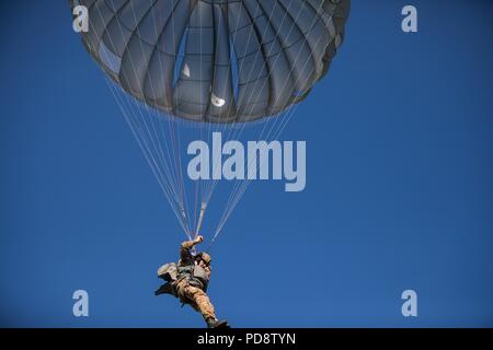 Eine Italienische Fallschirmjäger steigt auf Schloss Drop Zone bei Leapfest an der Universität von Rhode Island, West Kingston, R.I. August 5, 2018, 5. August 2018. Leapfest ist der größte und am längsten bestehende, internationale statische Linie Fallschirm Training und Wettbewerb veranstaltet vom 56. Truppe den Befehl, Rhode-Island Army National Guard hohen Niveau zu fördern technische und Korpsgeist innerhalb der internationalen Gemeinschaft in der Luft. (U.S. Armee Foto von Sgt. Josephine Carlson). () Stockfoto