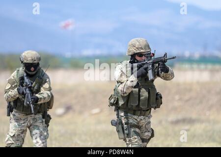 Georgischen Streitkräfte besondere Kräfte und bewegen sich in Richtung Ziel nach Antenne insertion während eines städtischen Operationen Übung in der wasiani Ausbildung Bereich auf Aug 5, 2018 während der Noble Partner 18, 5. August 2018. Georgien ist Gastgeber der multinationalen US-Army Europe Übung die Stabilität in der Region und Unterstützung für ihre Verteidigung und internen Operationen U.S Armee foto Stärkung von Staff Sgt zu fördern. R. J. Lannom Jr. () Stockfoto