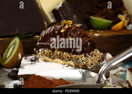 Malaga Dessert/Chocolate Eclairs mit Nüssen und Bananen Dessert Stockfoto