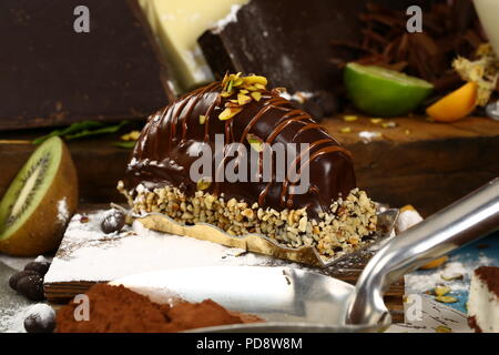 Malaga Dessert/Chocolate Eclairs mit Nüssen und Bananen Dessert Stockfoto