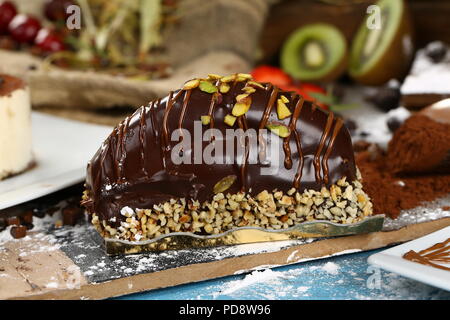 Malaga Dessert/Chocolate Eclairs mit Nüssen und Bananen Dessert Stockfoto