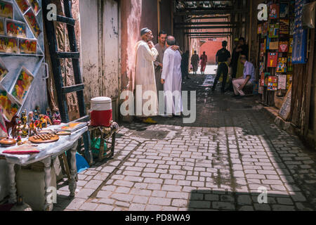 Marrakesch, Marokko - 25. Juli 2018: Menschen, die miteinander sprechen, in den Straßen der alten Medina Stockfoto