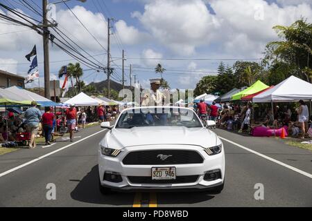 Us Marine Corps Oberst Raul Lianez, kommandierender Offizier, Marine Corps Base Hawaii, Fahrten in der Kailua Independence Day Parade, New York, Jan. 4, 2018, 4. Juli 2018. Die Kailua Bereich hat Parade jährlich für 72 Jahre, feiern Amerikas Unabhängigkeit und der lokalen Gemeinschaft. (U.S. Marine Corps Foto von Sgt. Alex Kouns). () Stockfoto