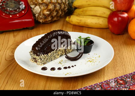 Malaga Dessert/Chocolate Eclairs mit Nüssen und Bananen Dessert Stockfoto