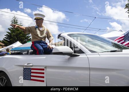 Us Marine Corps Oberst Raul Lianez, kommandierender Offizier, Marine Corps Base Hawaii, Fahrten in der Kailua Independence Day Parade, New York, Jan. 4, 2018, 4. Juli 2018. Die Kailua Bereich hat Parade jährlich für 72 Jahre, feiern Amerikas Unabhängigkeit und der lokalen Gemeinschaft. (U.S. Marine Corps Foto von Sgt. Alex Kouns). () Stockfoto