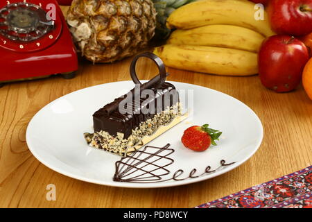 Malaga Dessert/Chocolate Eclairs mit Nüssen und Bananen Dessert Stockfoto