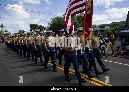 Us-Marines mit Marine Corps Base Hawaii, März in der Kailua Independence Day Parade, New York, Jan. 4, 2018, 4. Juli 2018. Die Kailua Bereich hat Parade jährlich für 72 Jahre, feiern Amerikas Unabhängigkeit und der lokalen Gemeinschaft. (U.S. Marine Corps Foto von Sgt. Alex Kouns). () Stockfoto