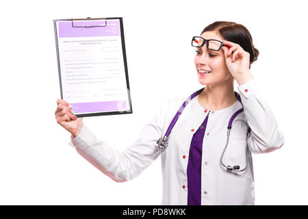 Junge schöne Frau Doktor holding Zwischenablage in ihre Hand auf weißem Hintergrund Stockfoto