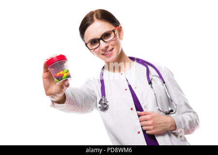 Junge schöne Frau Doktor holding Flasche Pillen in ihre Hände auf weißem Hintergrund Stockfoto
