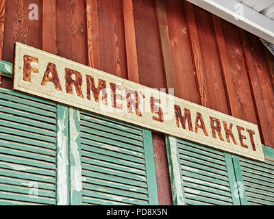 Farmer's Market Werbung oder Marketing anmelden oder Schilder an der Seite der Straße Land Markt in Hecht Straße Alabama, USA. Stockfoto