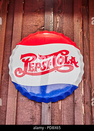 Vintage Flaschenverschluss Design einer Pepsi-Cola wand Werbung sign das Soda drink beliebt in den USA. Stockfoto