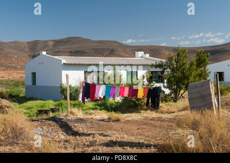 Waschen trocknen außerhalb eines Hauses in der Biedouw Valley in der cederberg Mountains in Südafrika. Stockfoto