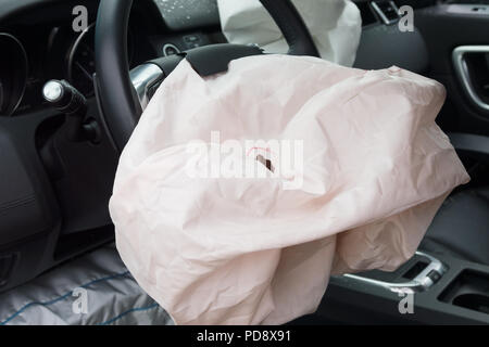 Innenraum eines Automobils oder Auto in einem Fahrzeug Crash mit einem bereitgestellten Lenksäule Airbag beteiligt Stockfoto