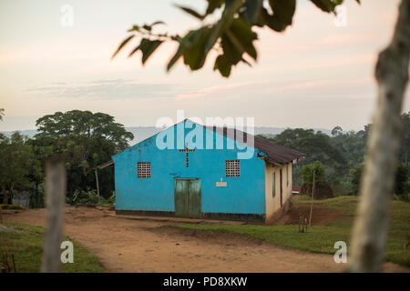 Eine blau lackierte Kirche steht in Mukono, Uganda. Stockfoto