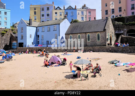 Tenby, Pembrokeshire, South Wales, UK. Juli 26, 2018. Familien der Urlauber Genießen der wunderschönen Hafen Strand in Tenby in Wales, Großbritannien. Stockfoto