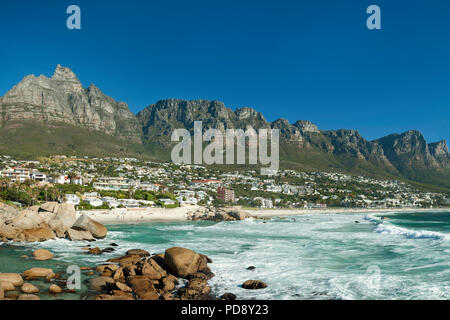 Strand von Camps Bay und die Bergkette der Zwölf Apostel in Kapstadt, Südafrika. Stockfoto